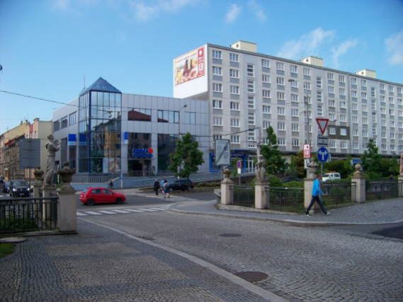 Tak jako i v mnoha jiných městech v ČR, i v Chomutově najdeme hned několik možností, jak si rychle a snadno půjčit peníze. By ŠJů, Wikimedia Commons, CC BY 4.0